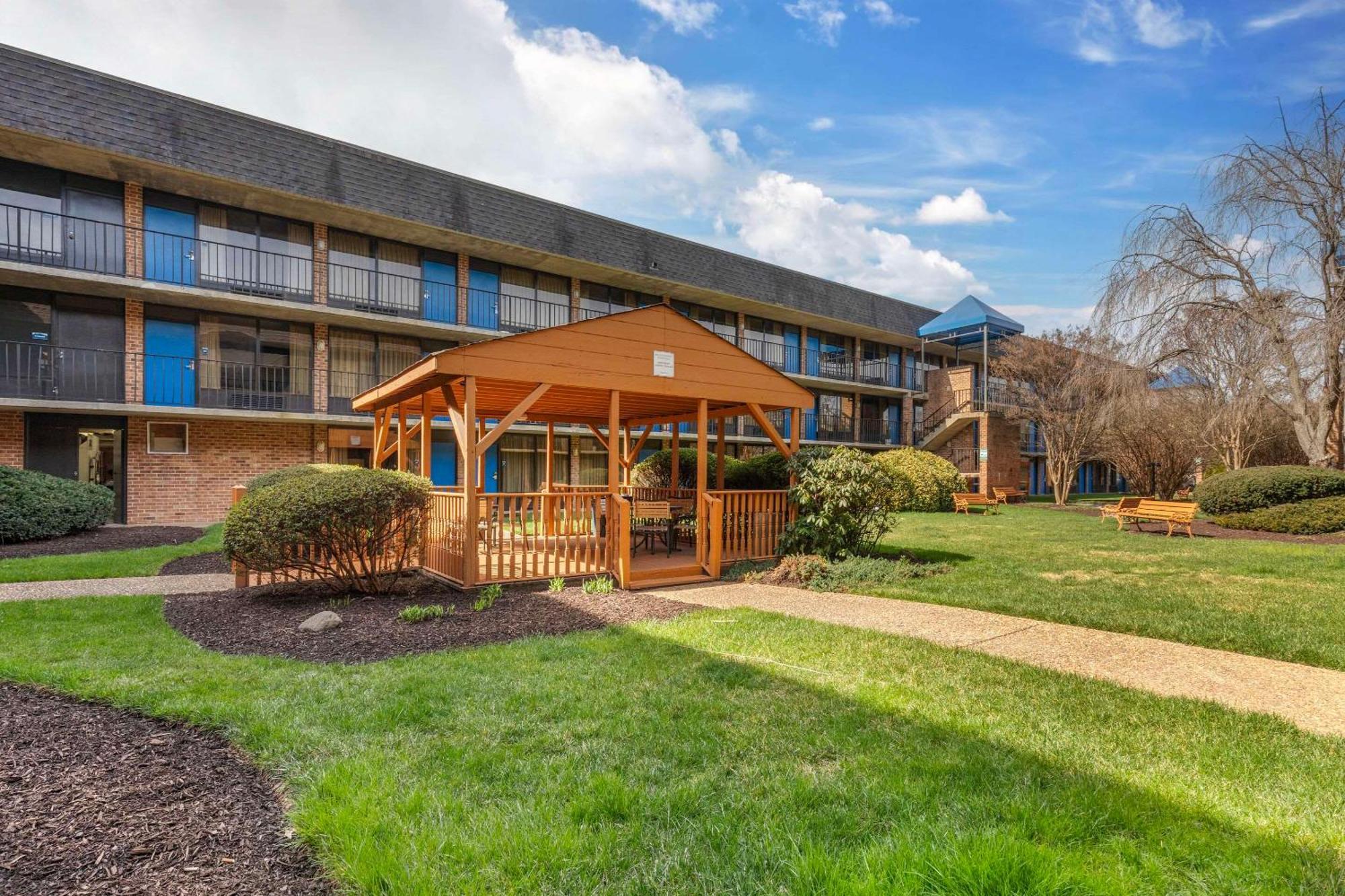 Suburban Studios Tysons Corner Виена Екстериор снимка