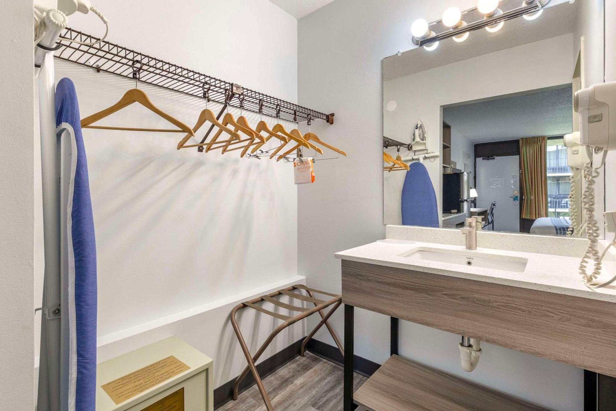 Suburban Studios Tysons Corner Виена Екстериор снимка